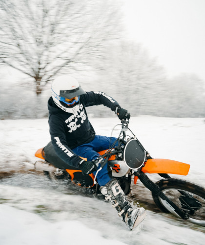 Yamaha TT500 New El Toro Orange in the snow